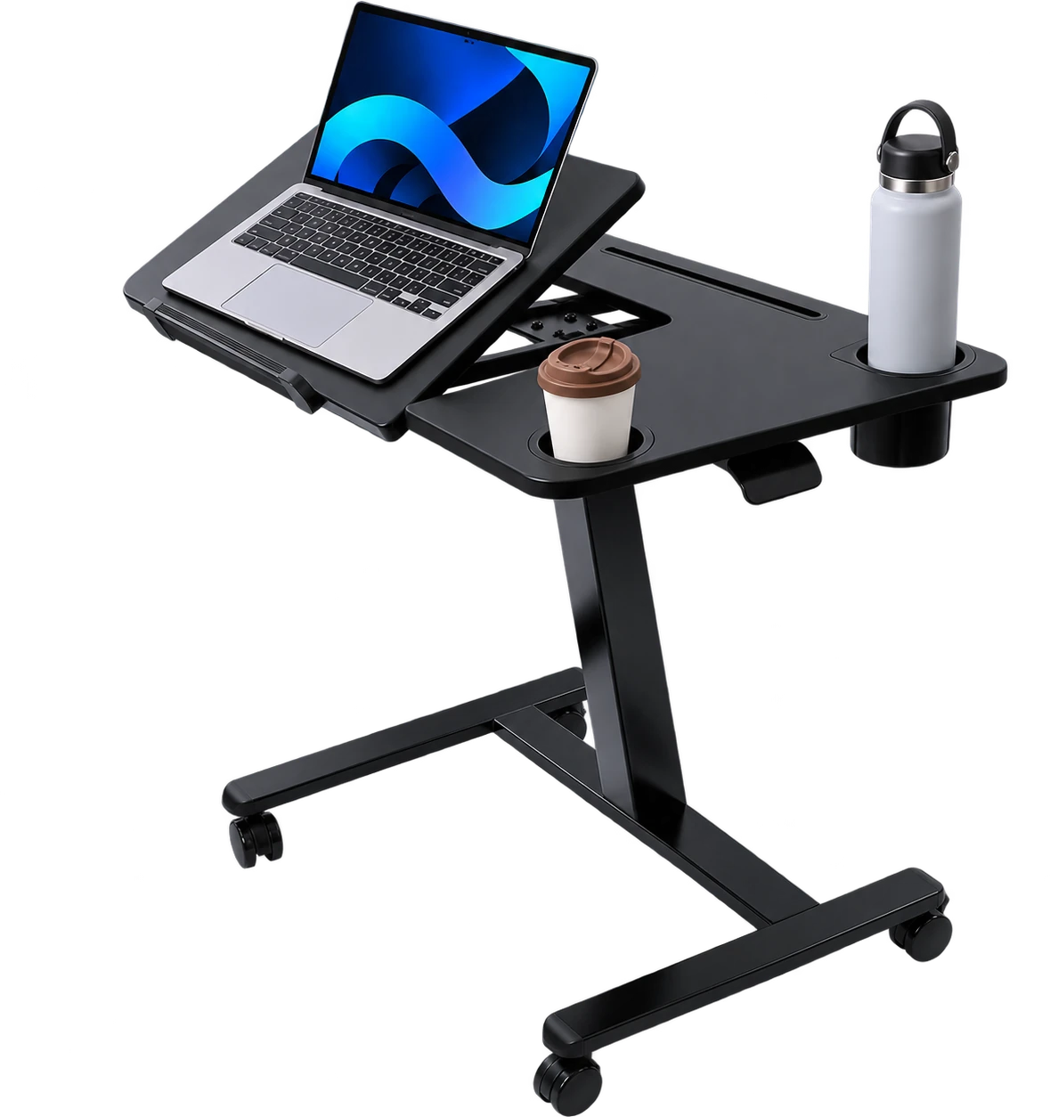 Mesa EasyDesk Evo em uso, com o tampo inclinado apoiando um notebook, um copo no porta-objetos raso e uma garrafa no porta-objetos fundo